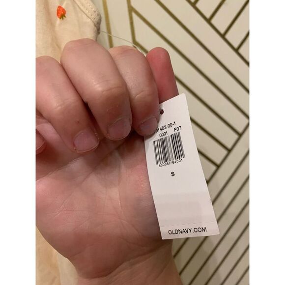 Old Navy Womens V Neck Tank with Strawberry Print NWT - Picture 5 of 6